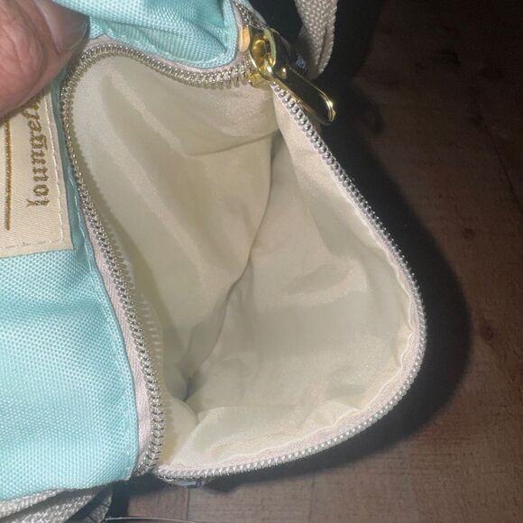 Loungefly Disney Lilo & Stitch Palm Leaves Passport Crossbody Bag nwt - Picture 5 of 7